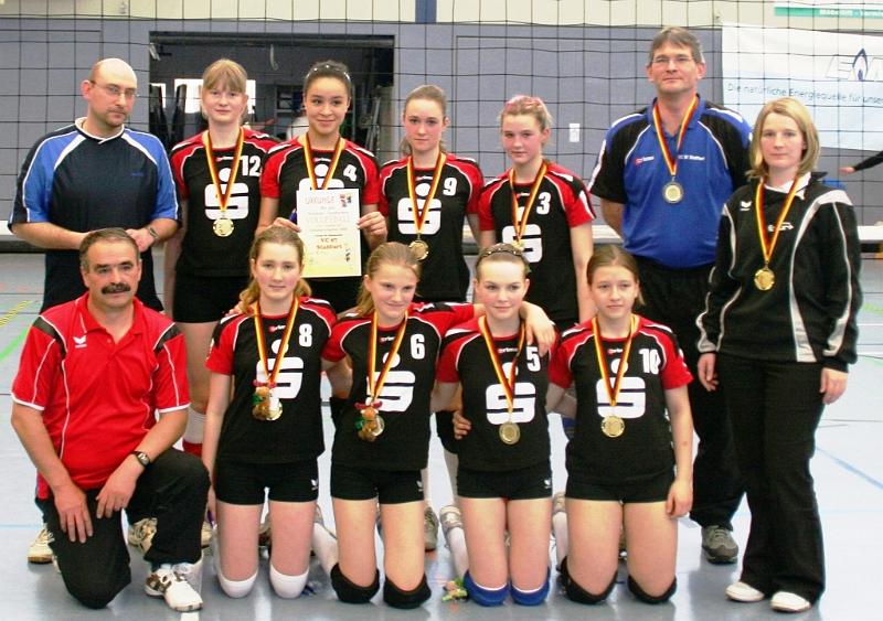 VC97 Staßfurt.JPG - Foto-o.R.: Betreuer Thomas Seidel, Madita Kredel, Lisa Izquirdo, Julia Helm, Lisa Stock
            und Trainer Torsten Multischewski
u.R.: Trainer Werner Malchau, Eveline Viniarskyte, Melanie Polter, Marie Flieger, Tina Reuter und Trainer Berit Malchau

- es fehlt Maria Glootz

Wir fahren in dieser Altersklasse zum ersten Mal zu den deutschen Meisterschaften.
Staßfurt ( www.VC97.de ) liegt an der Bode in der Magdeburger Börde in Sachsen-Anhalt.
